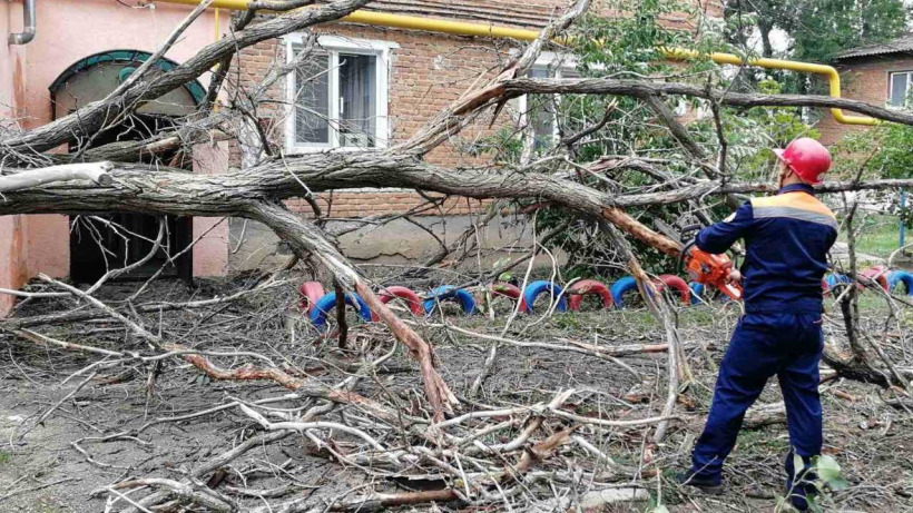 Сотрудники облспаса ликвидируют последствия урагана в нескольких районах Саратовской области  