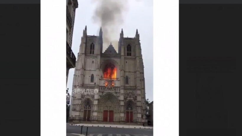 Во французском городе Нант загорелся собор святых Петра и Павла  