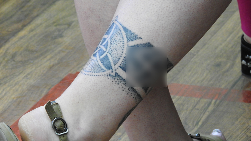 Избирком со свастикой: В Саратове при «обнулении Путина» замечена член УИКа с сомнительной татуировкой
