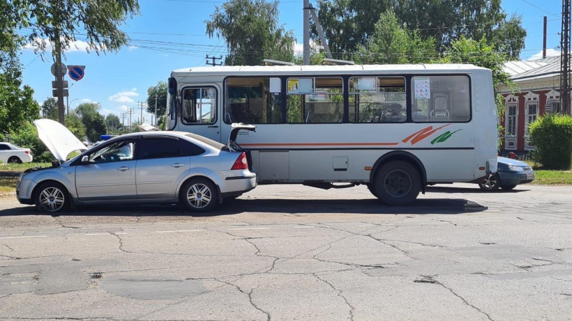 В Балакове иномарка протаранила автобус с пассажирами 