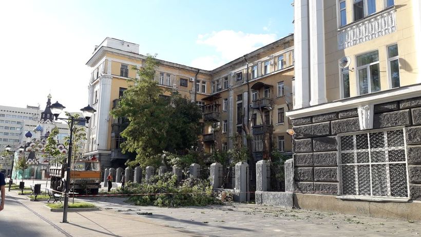На улице Волжской в Саратове опиливают деревья