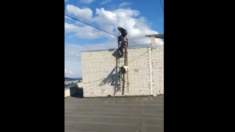 В Саратове на крыше многоэтажки заметили играющих школьников