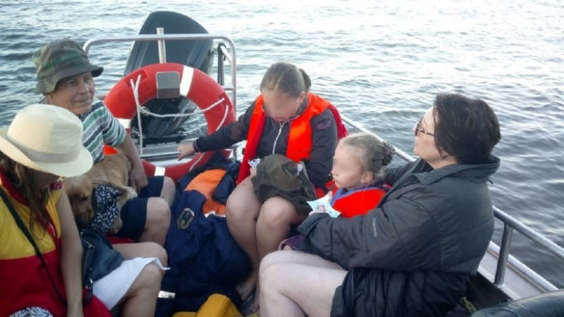 У острова под Саратовом затонула лодка. Спасатели эвакуировали женщину с детьми