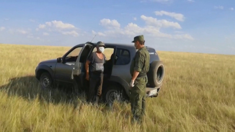 На границе с Казахстаном пограничники с помощью дрона и вертолета задержали двух нелегалов 