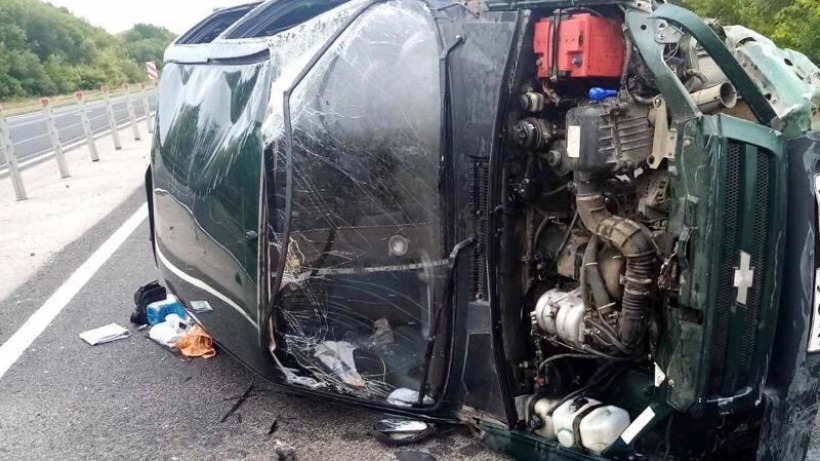 На трассе под Калининском водитель внедорожника протаранил ограждения и погиб