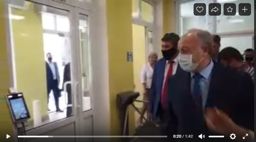 Губернатор протестировал тепловизор в саратовской школе