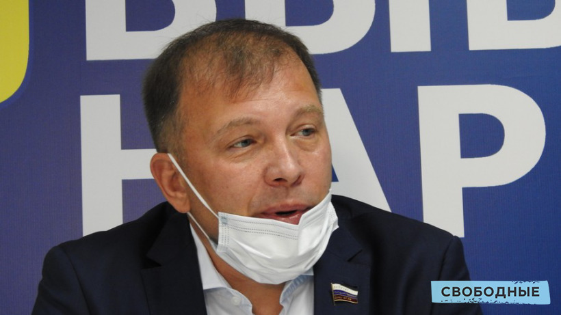 В Саратове депутат Госдумы пообещал привиться от коронавируса одним из первых и вышел к журналистам без маски