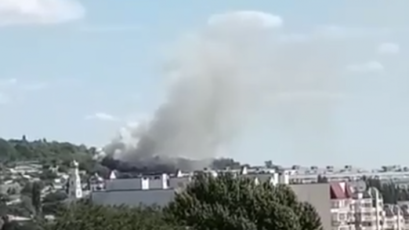 На Соколовой горе горит заброшенное двухэтажное здание