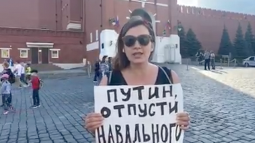 На Красной площади в Москве задержали участниц пикета в поддержку Навального. Одна из них беременна
