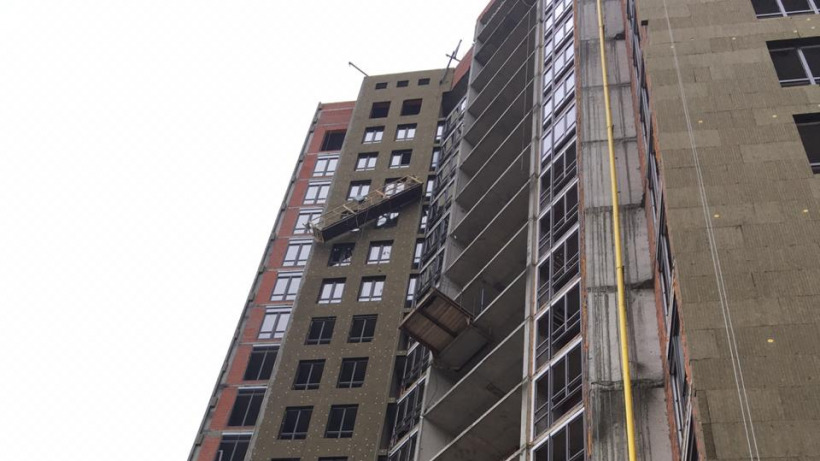 На энгельсской стройке рабочий сорвался с 15-го этажа из-за неисправного подъемника