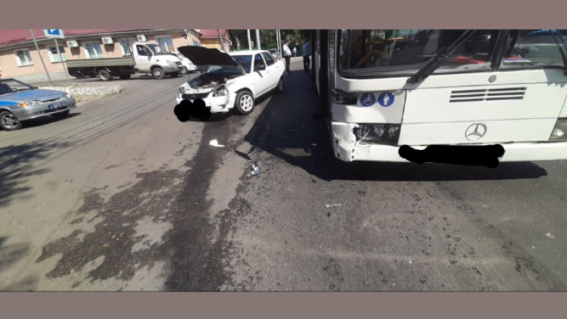 Пожилая пассажирка саратовского автобуса пострадала в ДТП