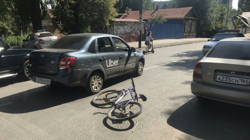 В центре Саратова таксист сбил школьника на велосипеде