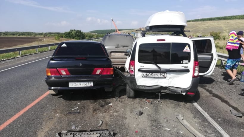 В массовом ДТП под Саратовом пострадали пожилые водитель и пассажир «пятнадцатой»  