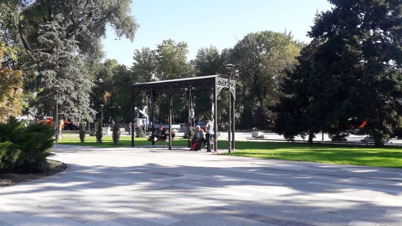 На реконструируемой площади Кирова появились чугунные качели