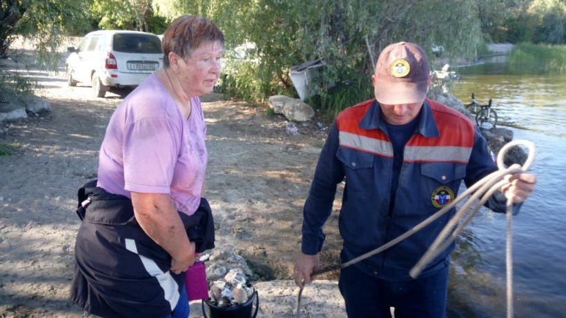 Саратовские спасатели помогли заблудившейся на острове женщине 