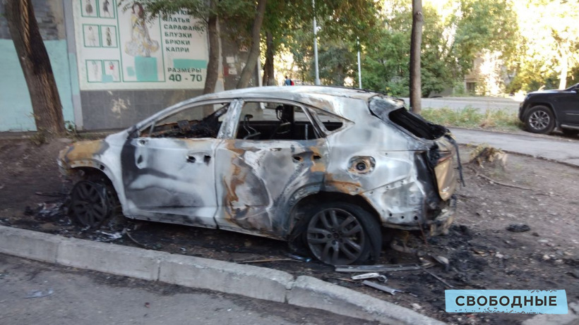 Хозяйка уничтоженного в Саратове «Лексуса» заявила в полицию о поджоге
