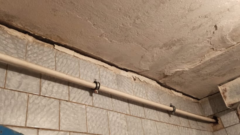 Пол и ванную комнату в саратовском доме с тараканами и крысами отремонтируют к ноябрю  