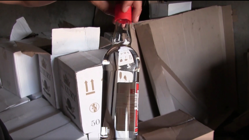 В Энгельсе задержали незаконных поставщиков 54 тысяч бутылок алкоголя