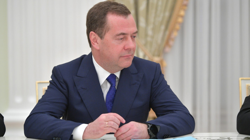 Медведев предложил проработать идею гарантированного дохода для всех россиян