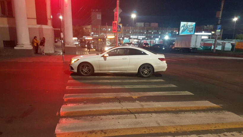 В центре Саратова водитель на «Мерседесе» сбил женщину на пешеходном переходе