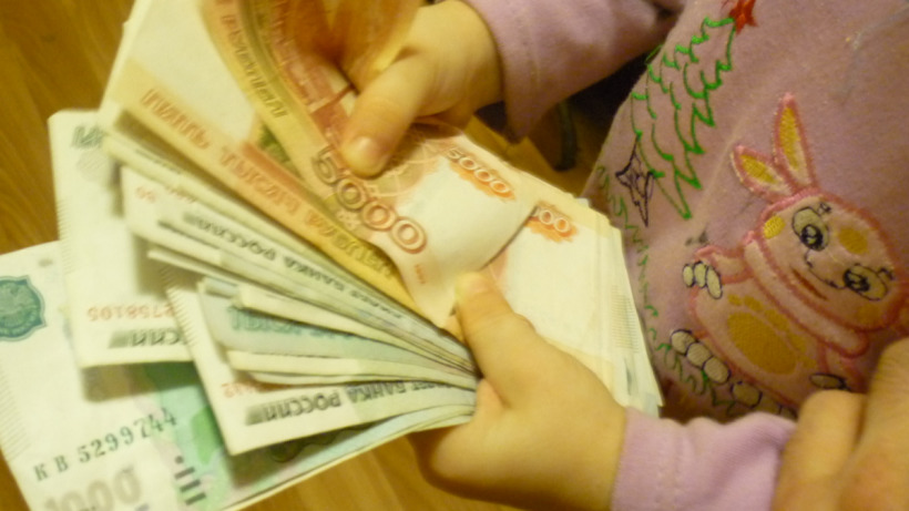 По 333 рубля на ребенка. Радаев предложил повысить выплаты многодетным семьям