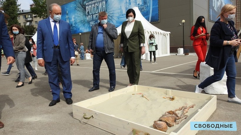 На фестивале «Укек» Радаеву показали песочницу с детским скелетом