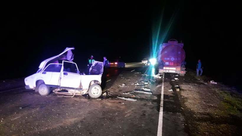  В Энгельсском районе после столкновения «пятерки» с бензовозом погиб водитель 