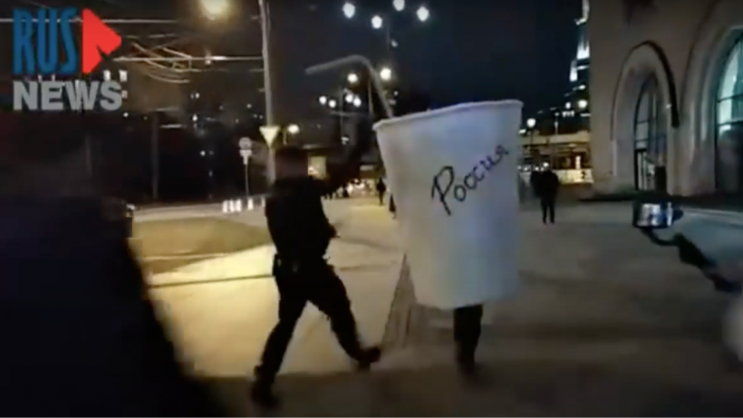 В Москве задержали человека в костюме бумажного стаканчика 