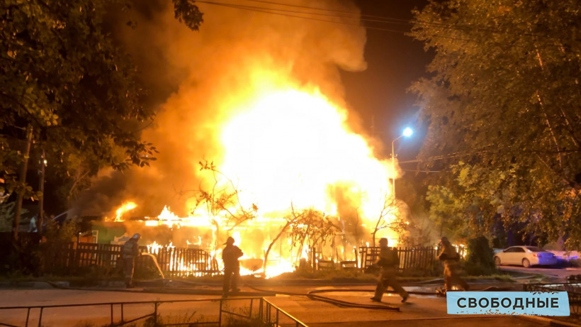 В центре Саратова полностью выгорел деревянный дом 