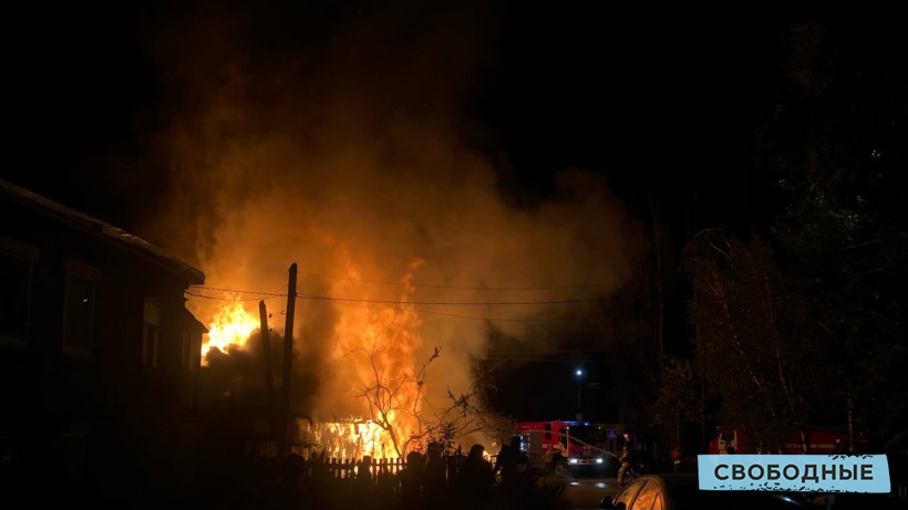 Из горящего дома на 2-й Садовой эвакуировали двух детей