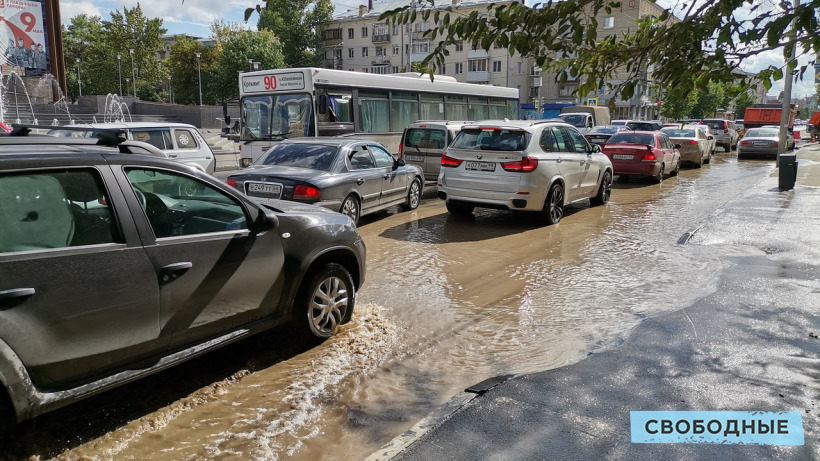 Из-за коммунальных работ дорога на Чапаева превратилась в грязную реку 