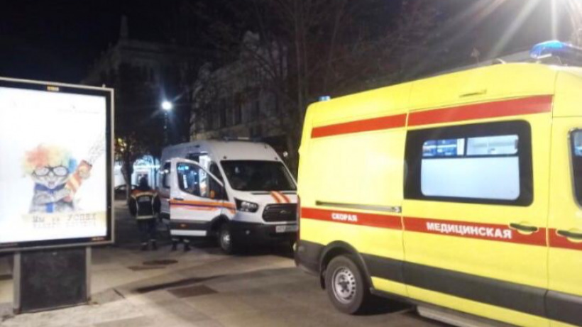Две юных саратовчанки упали с пятиметровой стены дома на проспекте Кирова