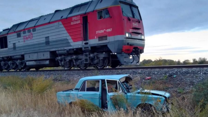 В Саратовской области «шестерка» столкнулась с локомотивом