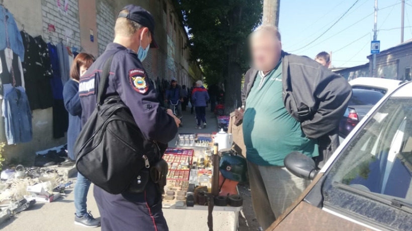 Продавца саратовской барахолки оштрафовали из-за свастики на товарах 