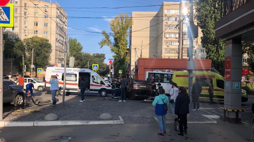 В массовом ДТП в центре Саратова пострадал подросток