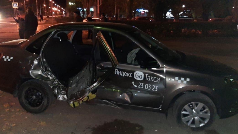 В ночной балаковской аварии пострадали три пассажирки такси