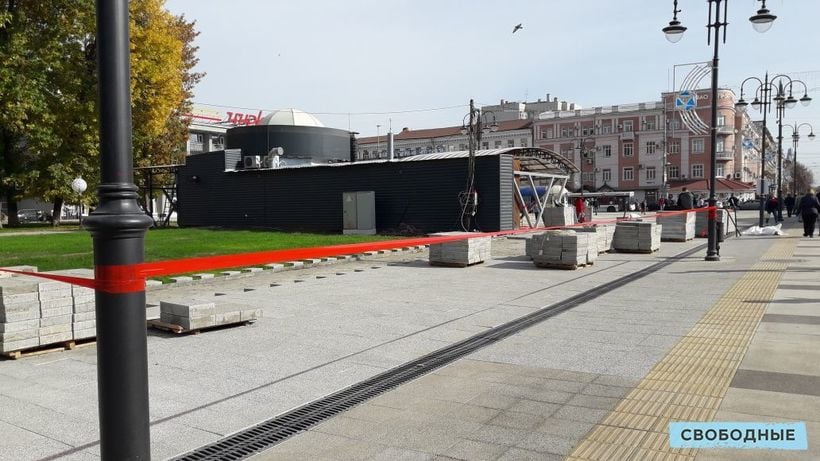 На недавно реконструированной площади Кирова в Саратове начали менять плитку