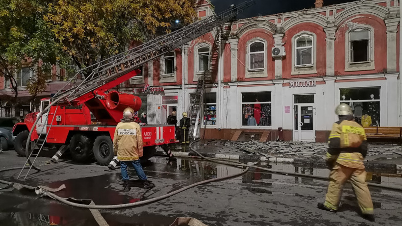 В центре Саратова горит двухэтажный дом. Жильцов эвакуировали