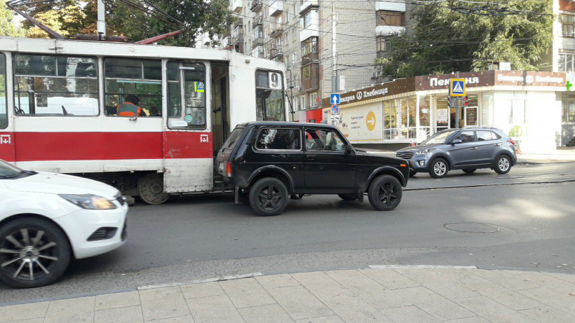 «Нива» остановила движение трамваев в центре Саратова