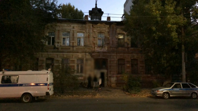 В центре Саратова подросток упал с крыши двухэтажки и погиб
