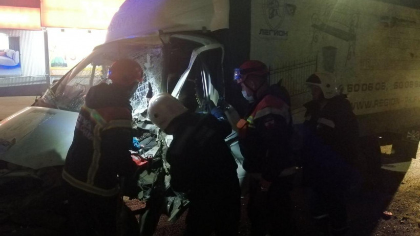 В Саратове после массового ДТП у «Привоза» пострадавшего деблокировали спасатели 