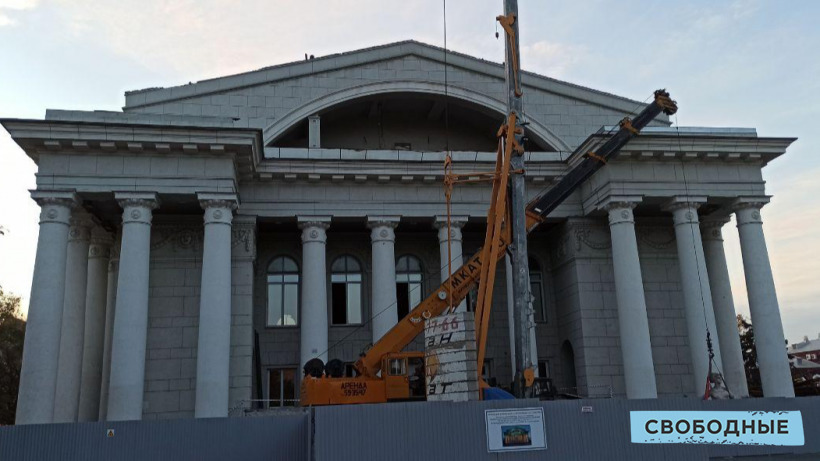 С фасада здания саратовского оперного театра демонтировали скульптуры