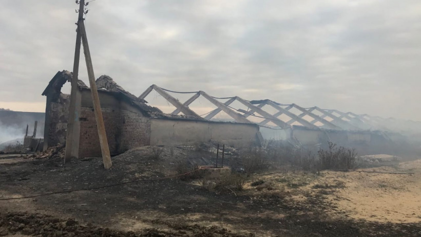 В Лысогорском районе произошел крупный пожар на складах с семечками