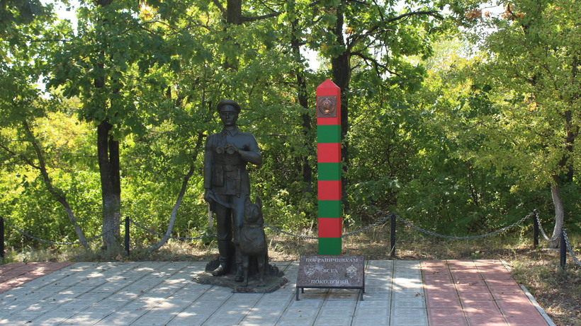 «Собака с коленями». Памятник пограничнику в Парке Победы в Саратове стал объектом насмешек