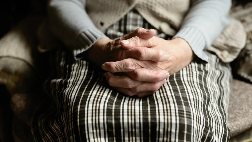 Одинокая саратовская пенсионерка не вызывала врачей и умерла дома от коронавируса