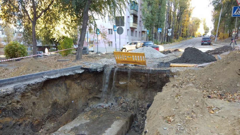 Различные коммунальщики совместно устроили «водопад» в Саратове
