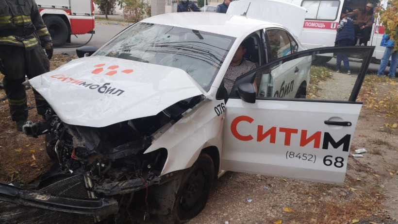 В Энгельсе после столкновения такси и Lexus пострадали два человека