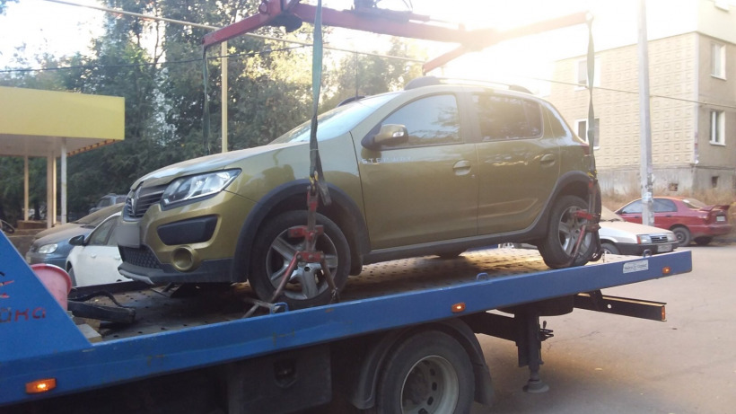 Приставы арестовали Renault Sandero жительницы Саратова за долг по кредиту