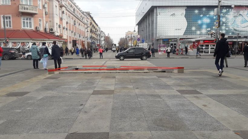 В Саратове из-за «точечных работ» перегородили свежереконструированную площадь Кирова