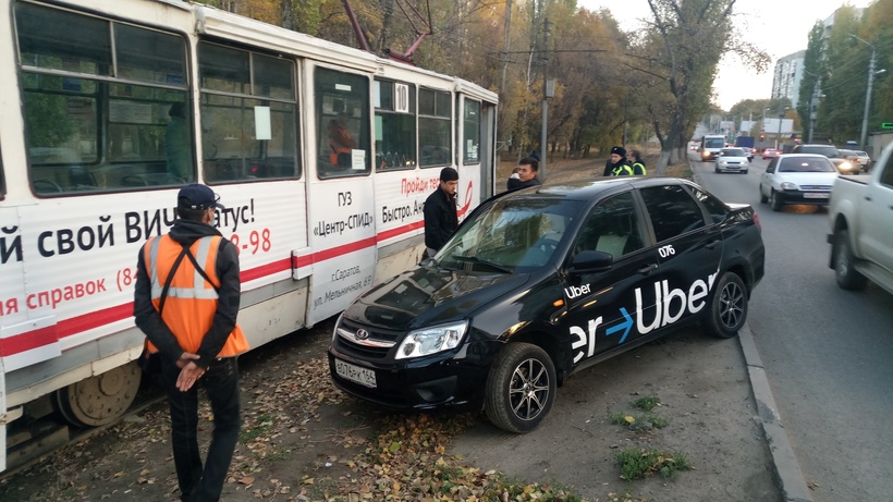 В Саратове водитель такси Uber устроил аварию с трамваем №9